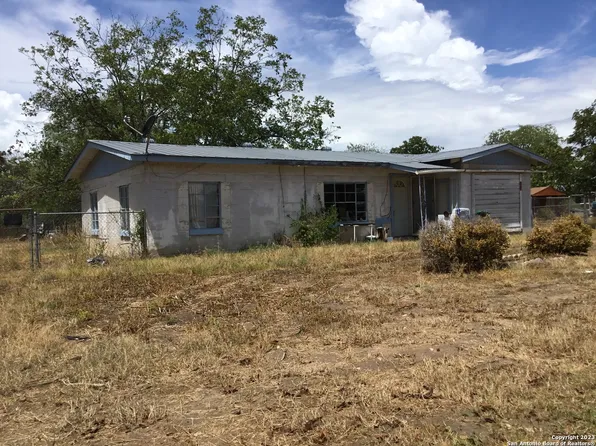 1303 N WINDY KNOLL DR, Devine, TX 78016