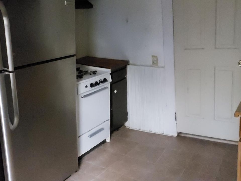 2nd image of 675 Broad St #1REAR