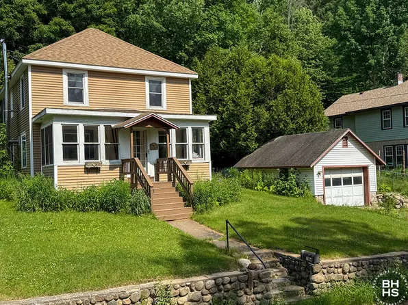 104 Old Lake Colby Rd, Saranac Lake, NY 12983