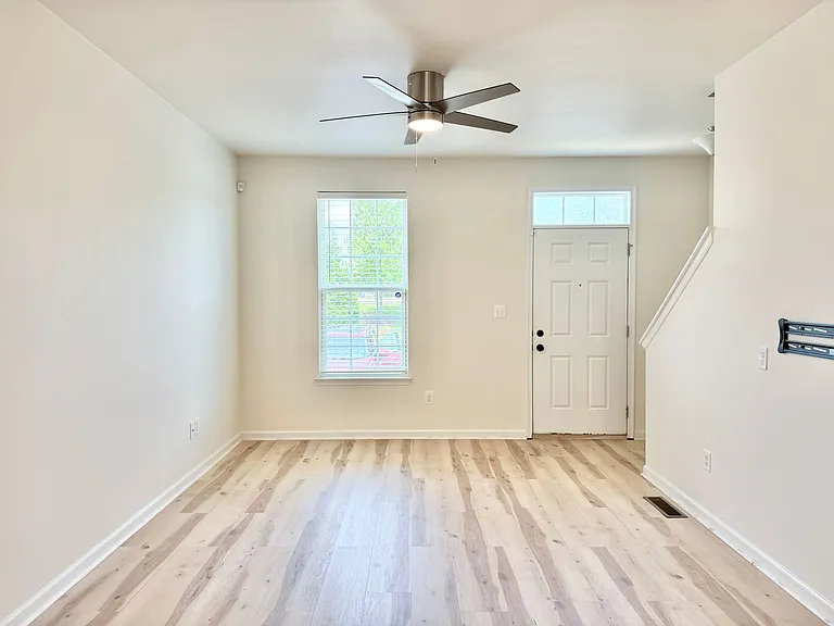 127 Streamview Dr — Photo 9