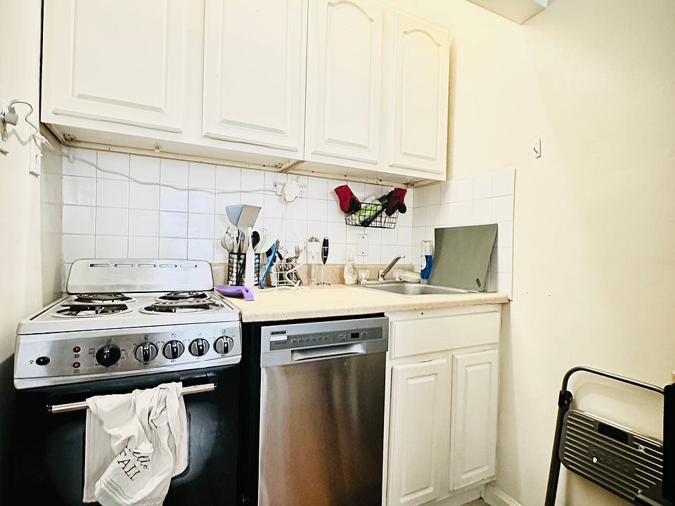 2nd image of 444 W 49th St APT 2C