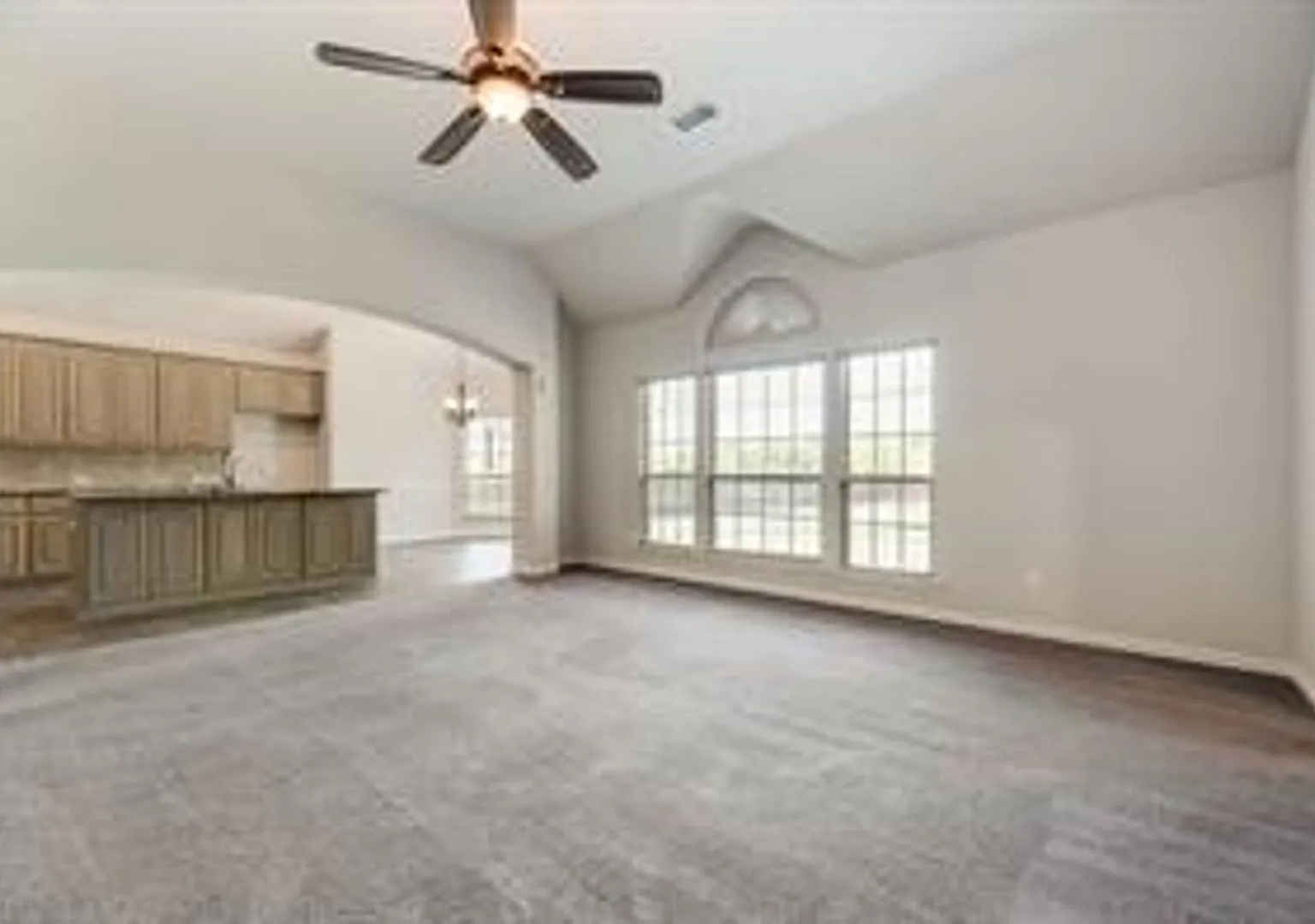 Beautiful Home in Villages of Fox Hollow — Photo 4