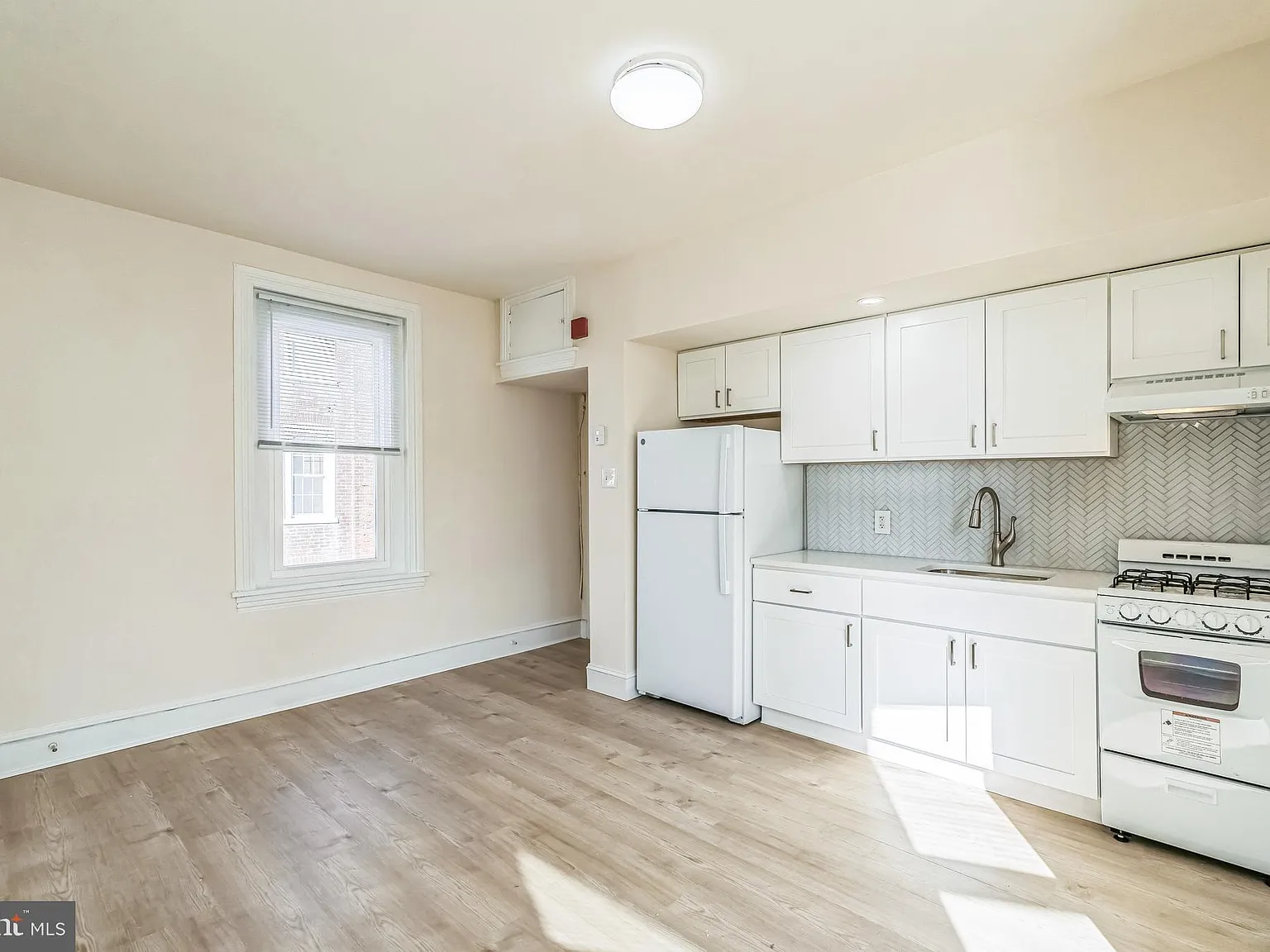 1 bed, 1.0 bath, 3816 sqft, $1,200 — Photo 4