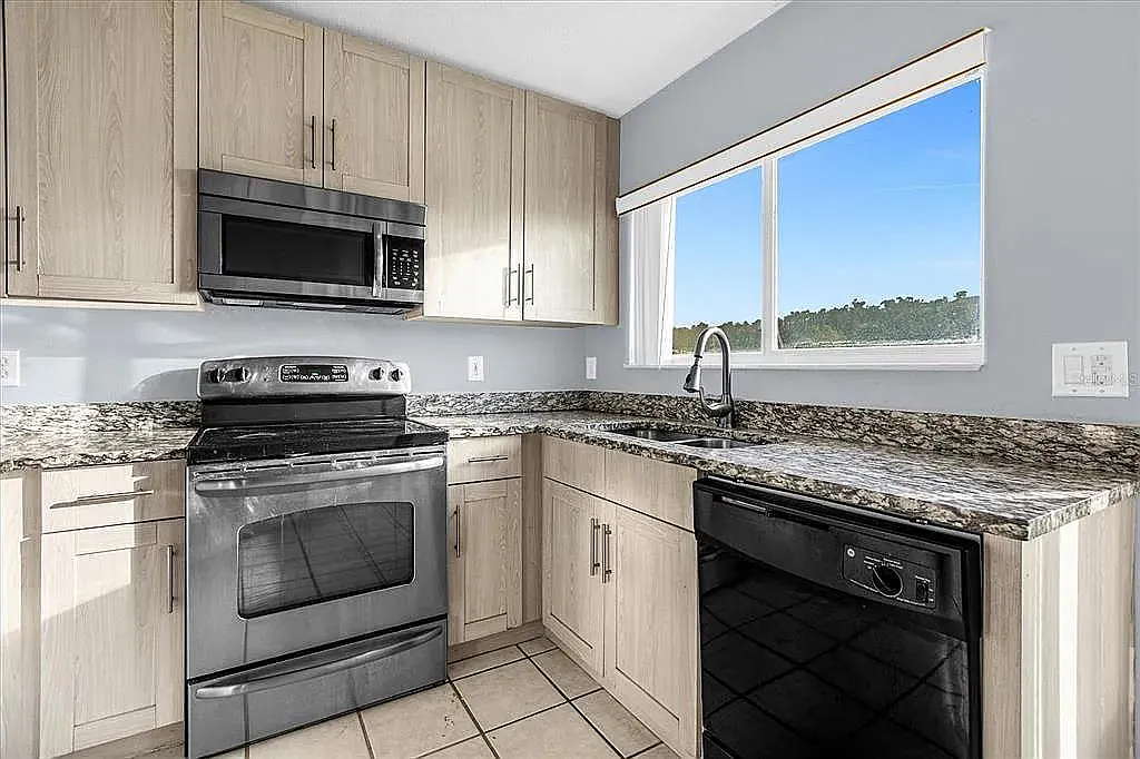 3 bed, 1160 sqft, $2,000 — Photo 2