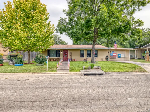 107 W CAMPBELL, Uvalde, TX 78801