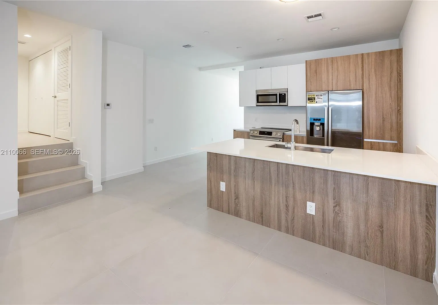 529 SW 11th St — Photo 3