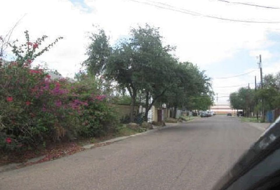 Exterior Neighborhood (street photo)