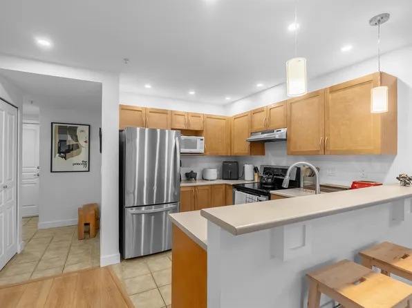 333 E 1st St #302, North Vancouver, BC V7L 4W9