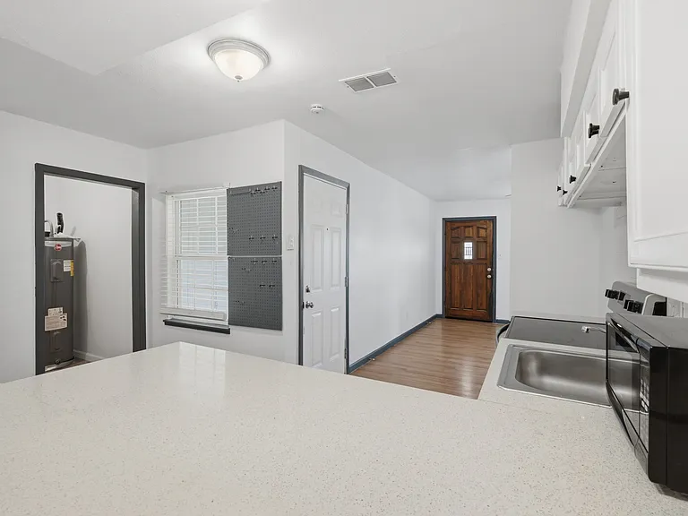 620 E Sears St — Photo 8