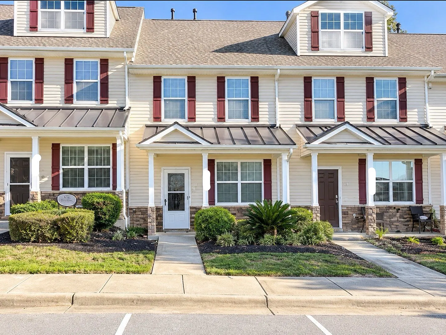 2 bed, 2.5 bath, 1341 sqft, $1,700 — Photo 1