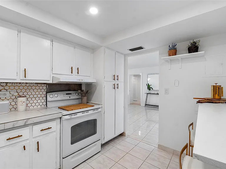 6039 Collins Ave #934 — Photo 5