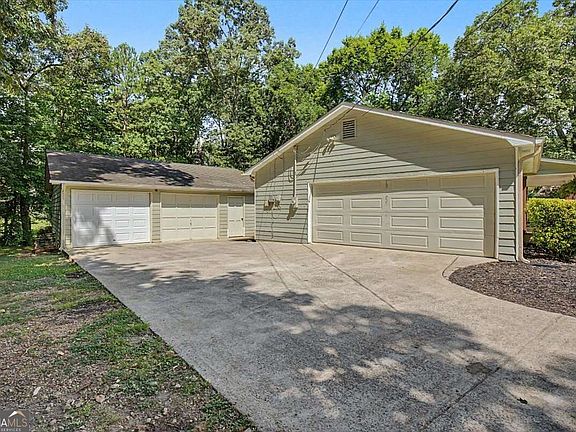 3rd image of 611 Calloway Dr