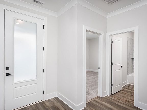 4th image of 202 Custer Dr