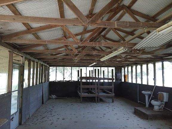 4th image of 1099 Bull Pen Rd