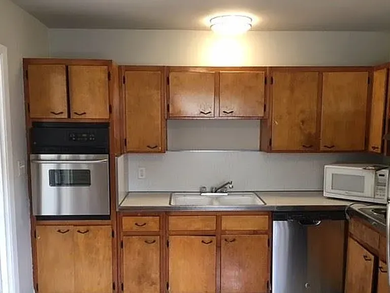 1610 Airport Dr — Photo 3