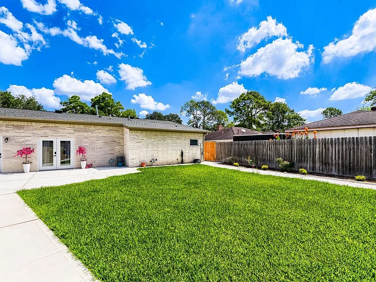 8815 Sharpview Dr — Photo 30