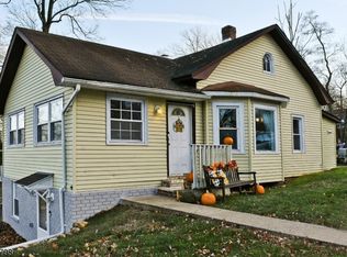 16 Shawnee Rd, Hopatcong, NJ 07843