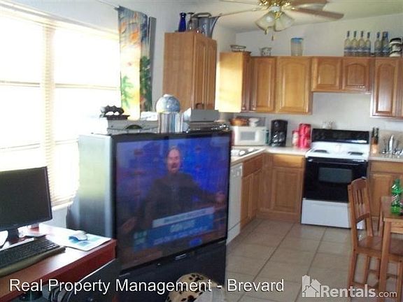3rd image of 139 Roosevelt Ave APT B
