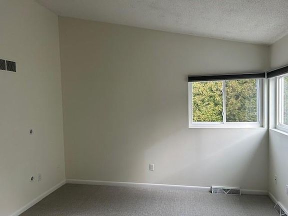 4th image of 775 Williamsburg Cir