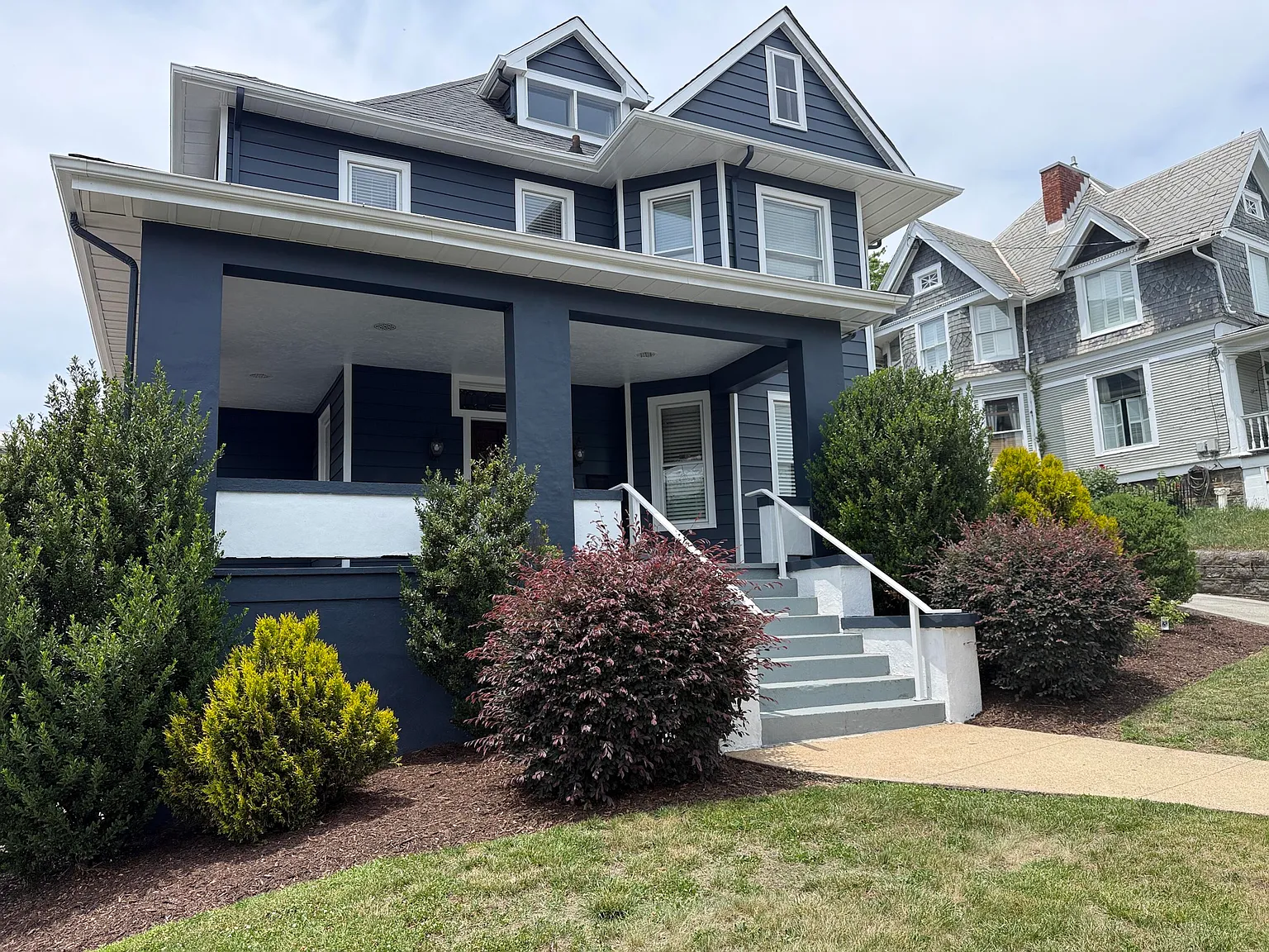 11 bed, 2.5 bath, 3876 sqft, $3,500 — Photo 2