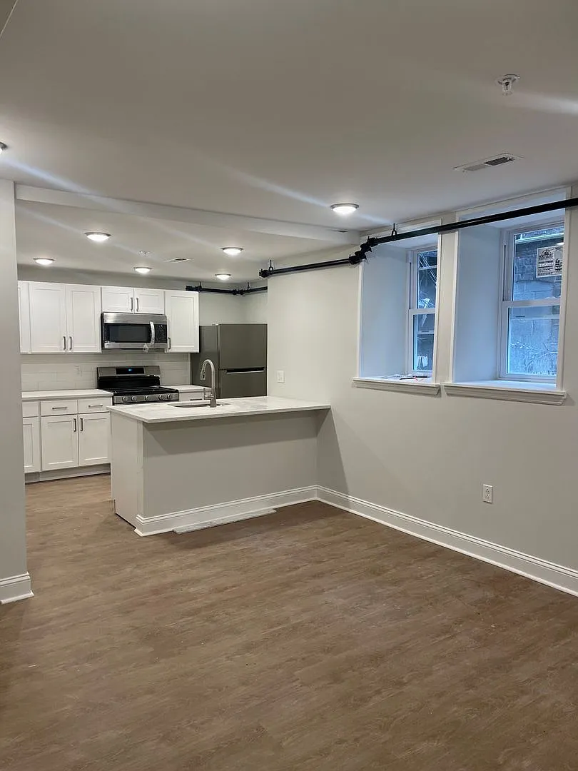 Stoneleigh Court Apartments — Photo 1