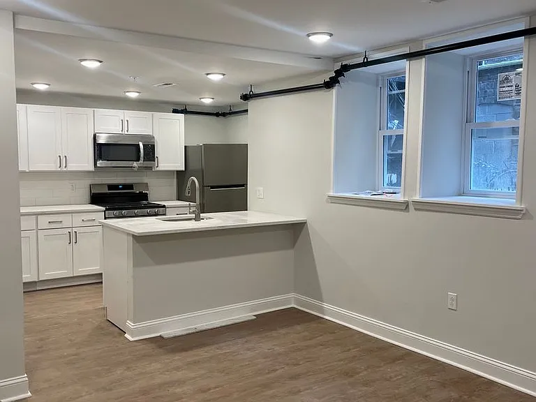 Stoneleigh Court Apartments — Photo 1