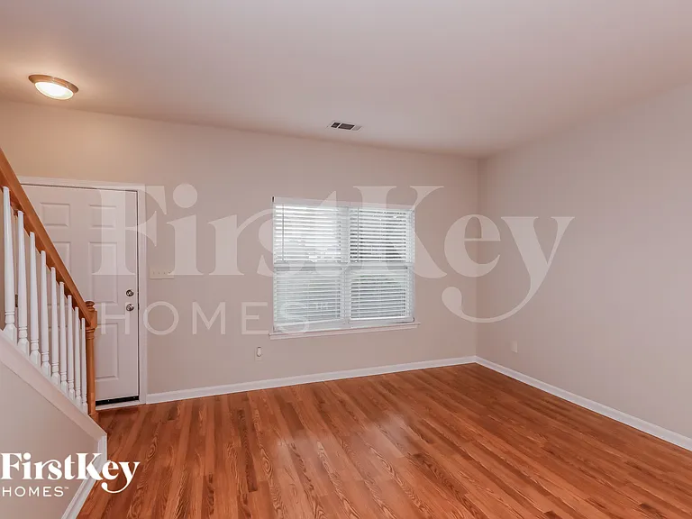 706 Perth Dr — Photo 4