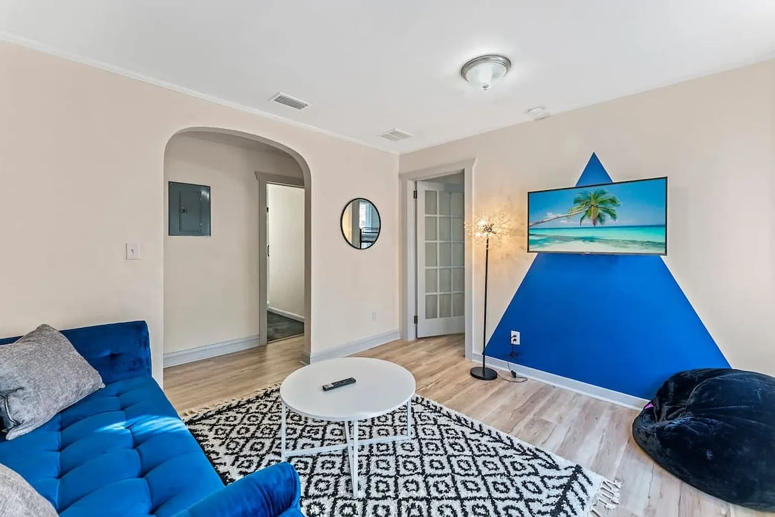 2 bed, 1.0 bath, 581 sqft, $2,641 — Photo 2