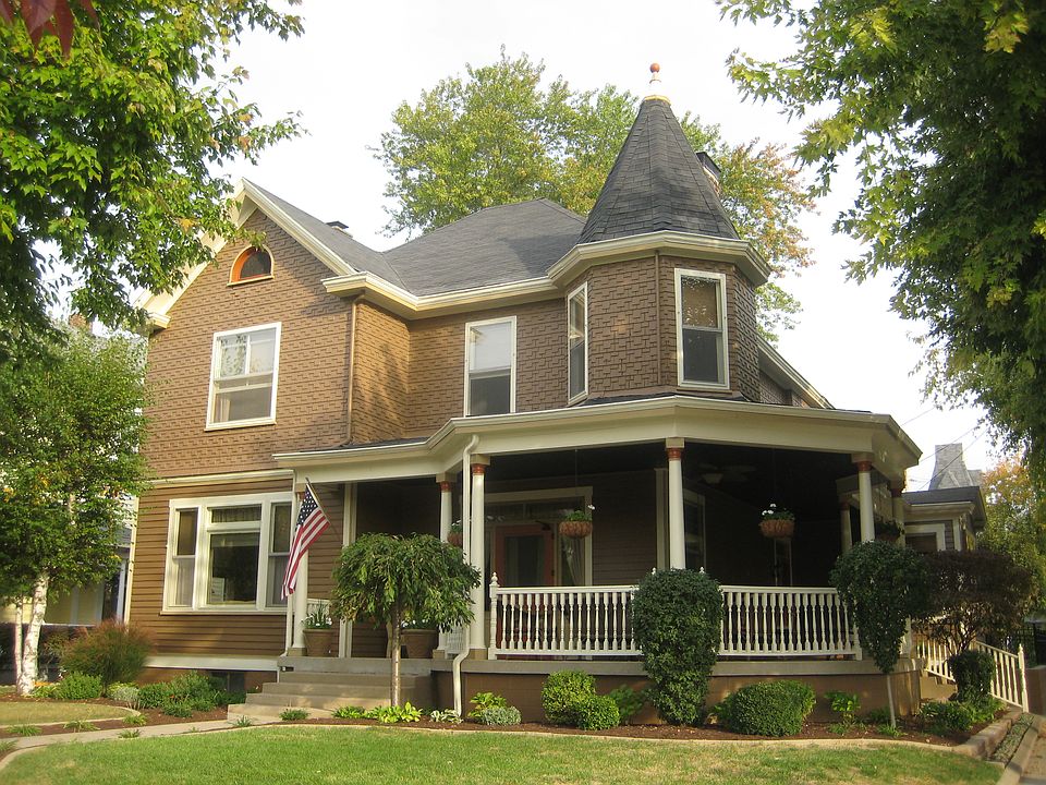 1st image of 204 W Washington St
