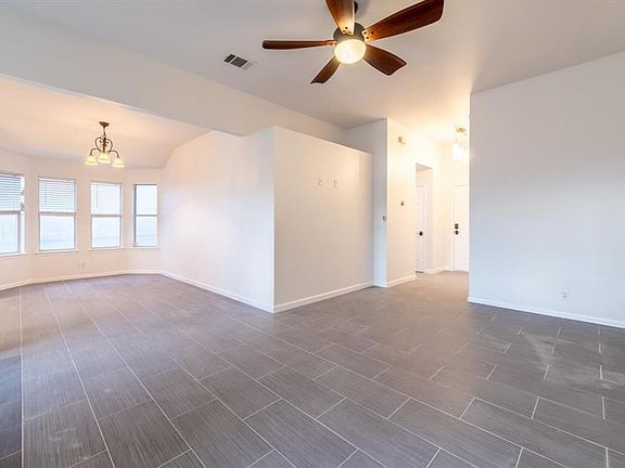 5th image of 215 Estate Dr