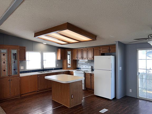 2nd image of 40 Iris Ln