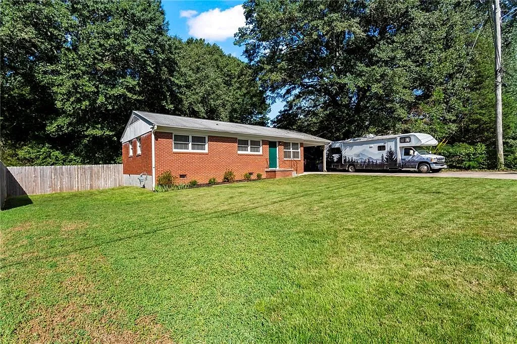 3 bed, 1.0 bath, 1088 sqft, $2,000 — Photo 3