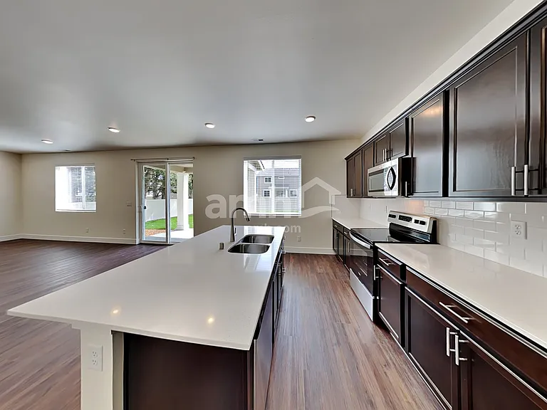 685 Dudley St — Photo 3