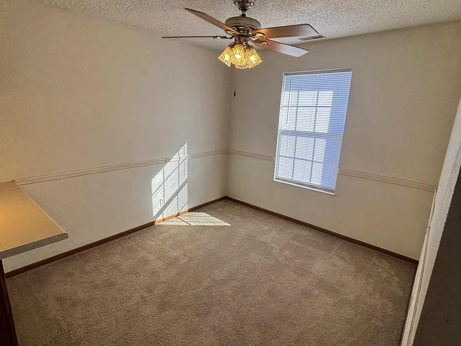 2 bed, 1.5 bath, 998 sqft, $1,050 — Photo 2