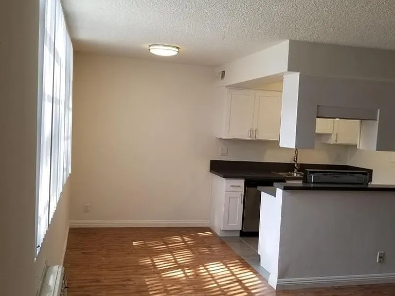 400 S Harvard Blvd — Photo 13