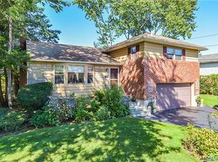 45 Stauber Dr, Plainview, NY 11803