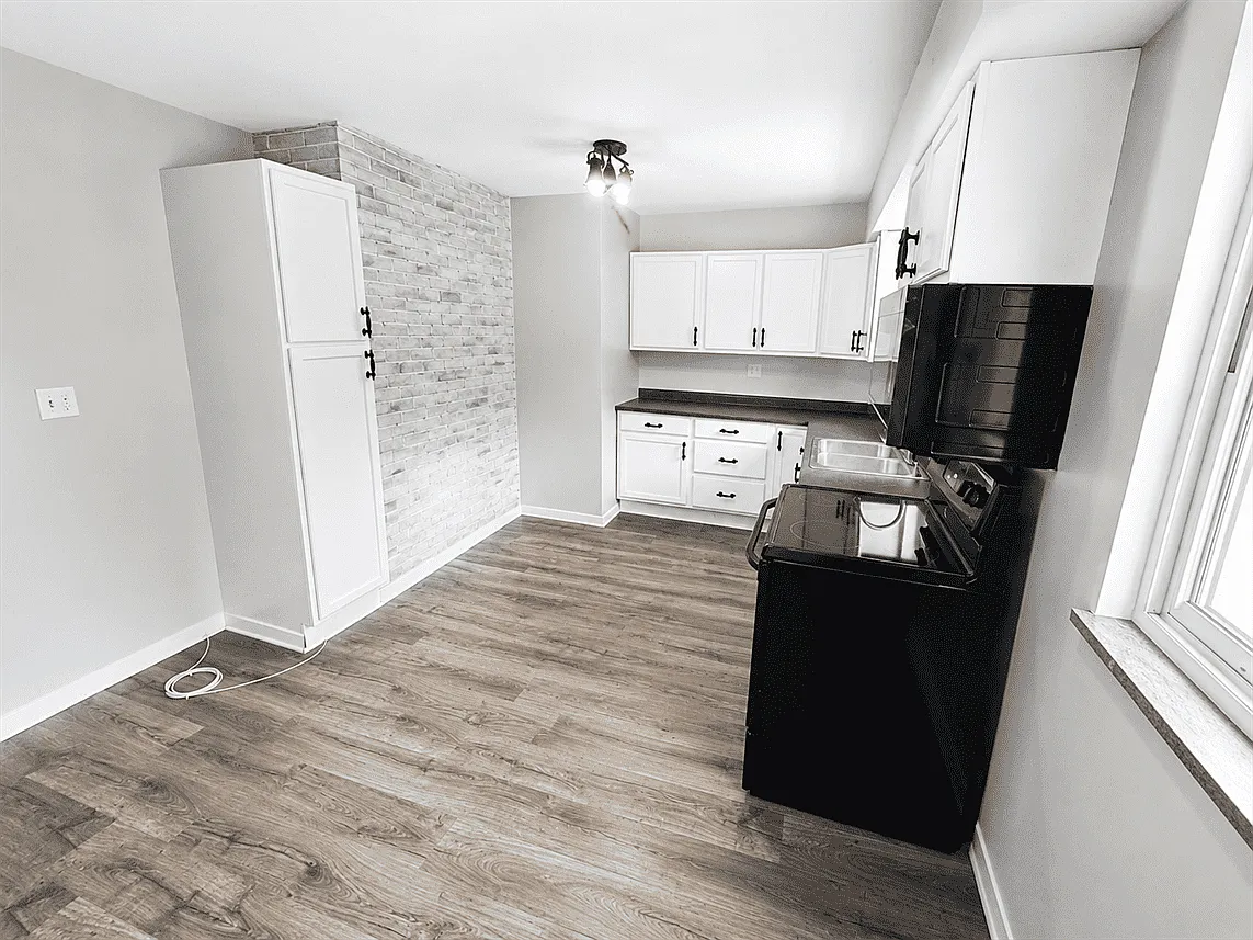 4 bed, 1800 sqft, $2,595 — Photo 2