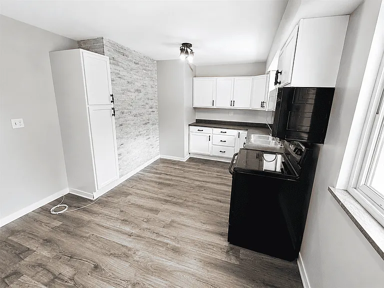 4477 E Centerville Rd — Photo 2