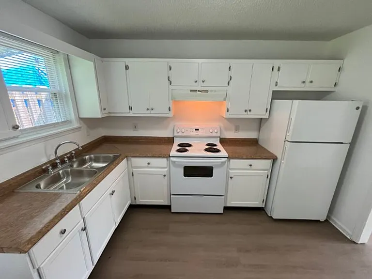 708 Riviera Dr — Photo 2