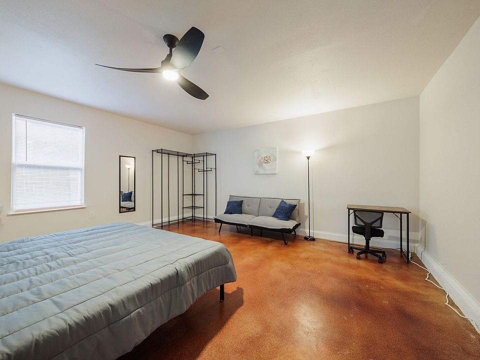 Huge 1st floor bedroom with King bed! Ceiling fan, couch, wardrobe, and desk included
