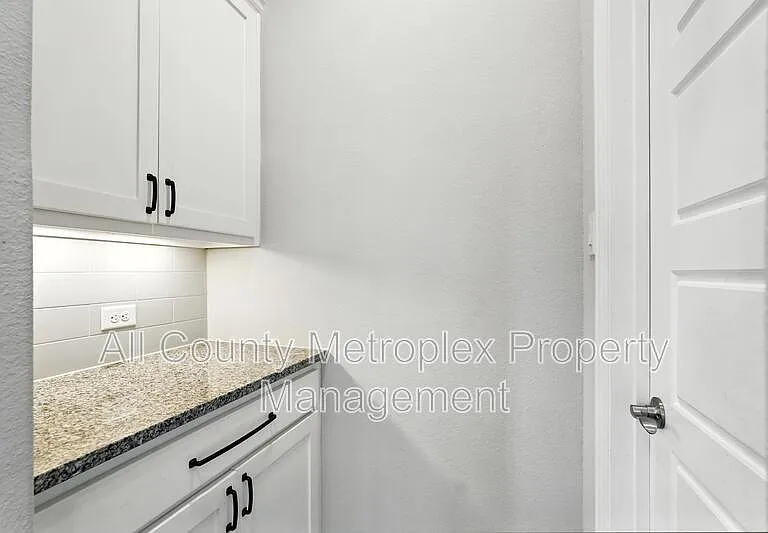 9002 Habersham Dr — Photo 17