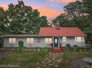 8730 Club House Dr, Brighton, MI 48116