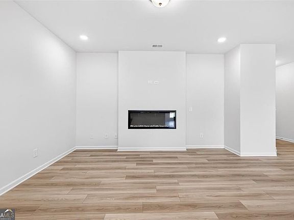 5th image of 321 Caroline Pl #175