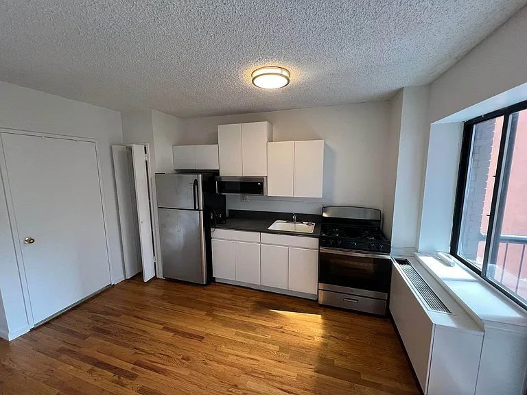 343 W 51st St #2A — Photo 3