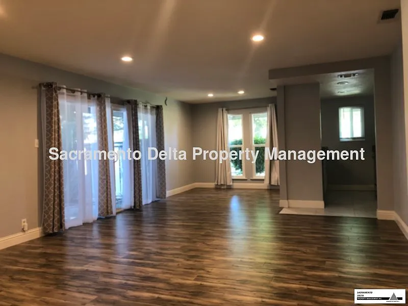 212 Roundtree Ct photo 1