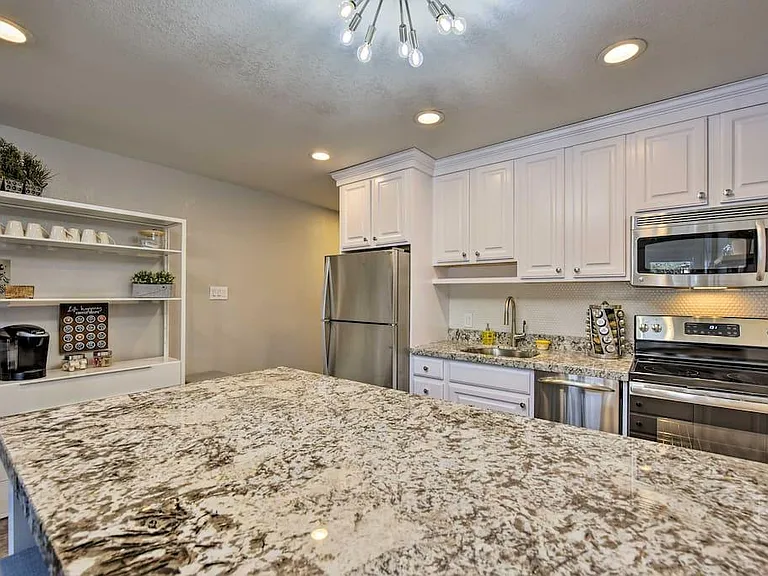1530 Empire Ave #304 — Photo 9