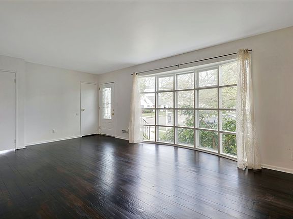 4th image of 98 Parkview St