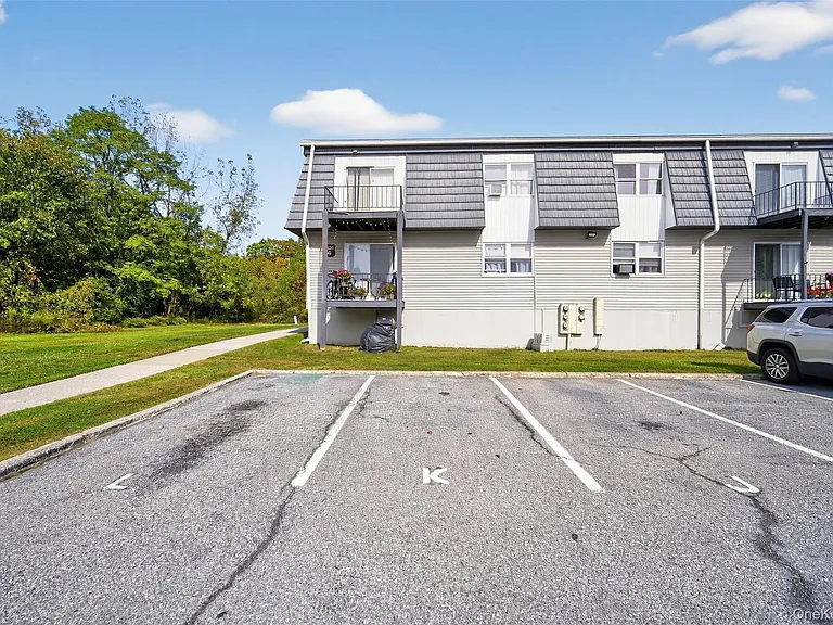 4 White Gate Rd #K — Photo 35
