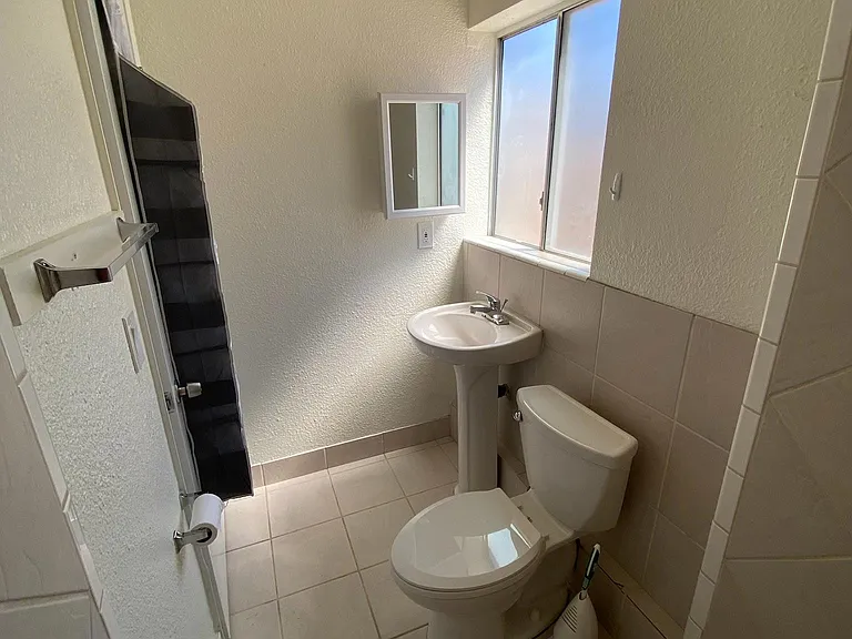 Studio: Bathroom
