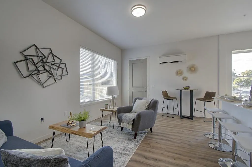 Studio, 400 sqft, $1,137 — Photo 3